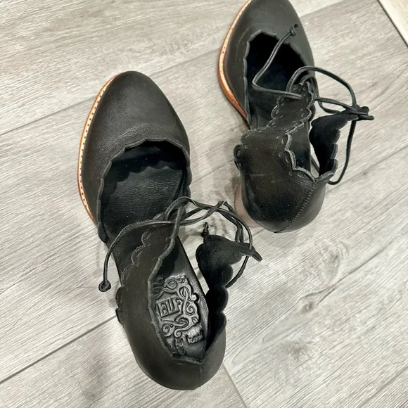 ELF Black Scalloped Leather Handmade in Bali Heels - Picture 5 of 6